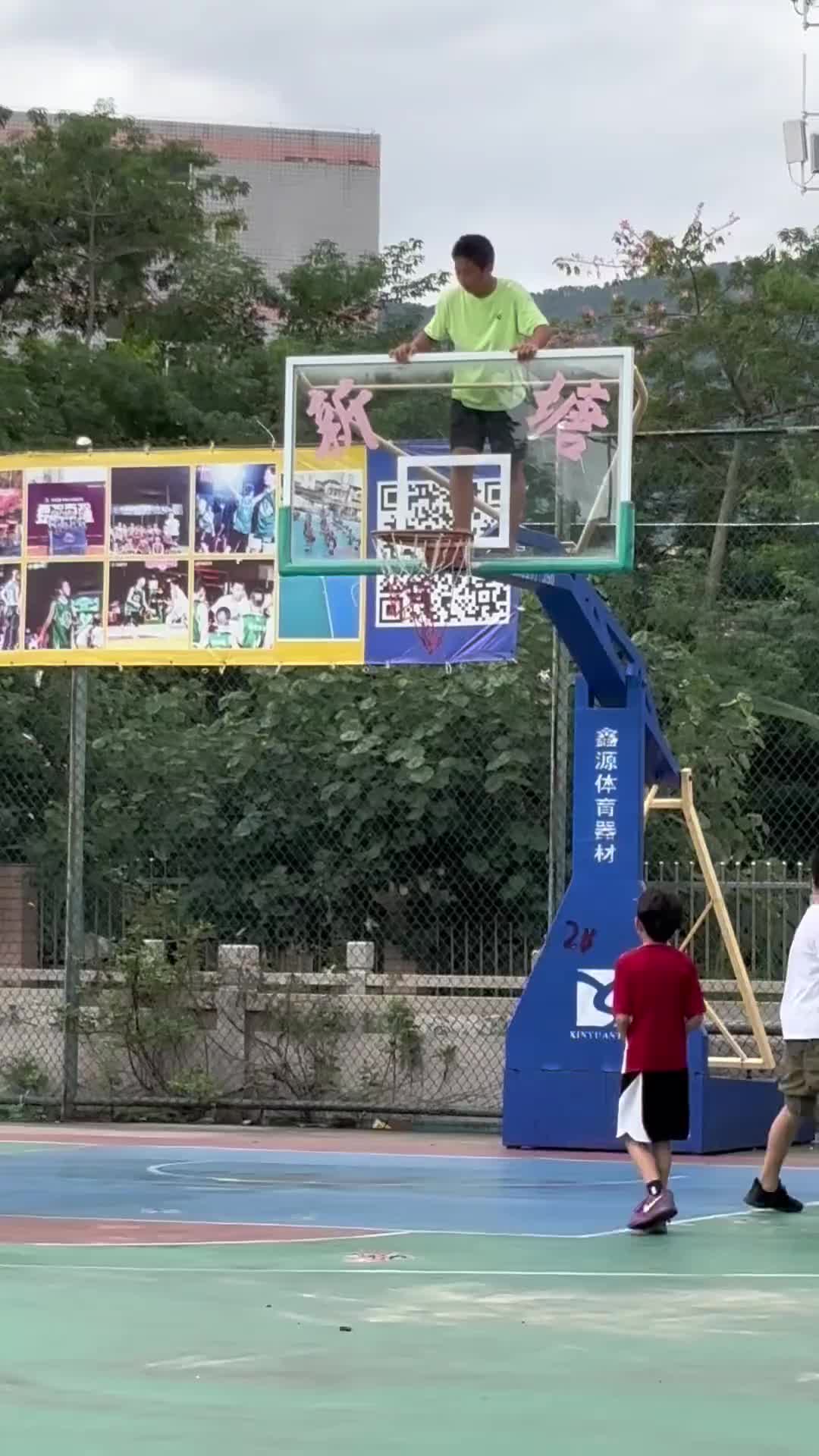 小區(qū)蓋帽王？來一個威少就老實了