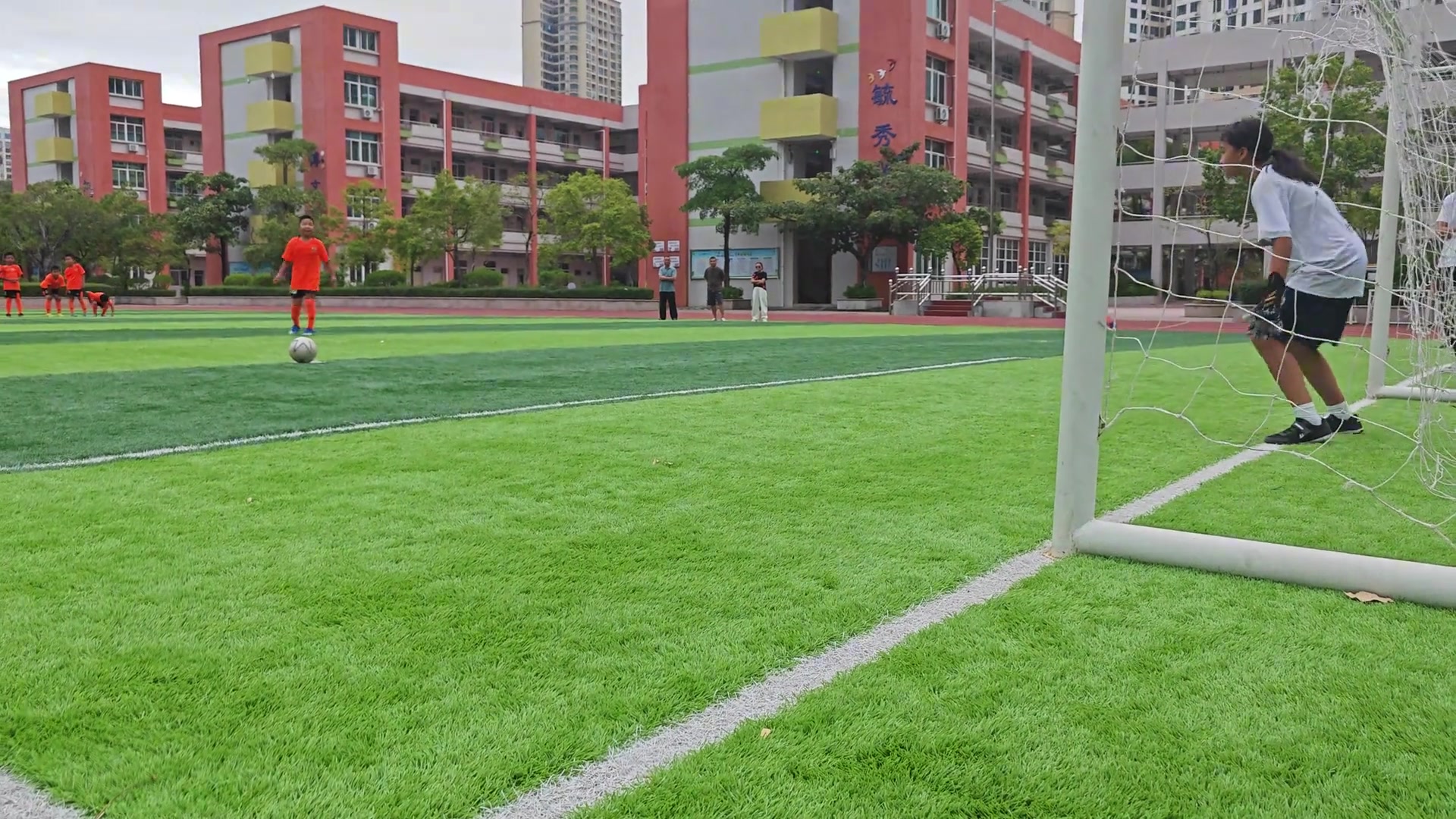 小孩哥點球踢哪邊？