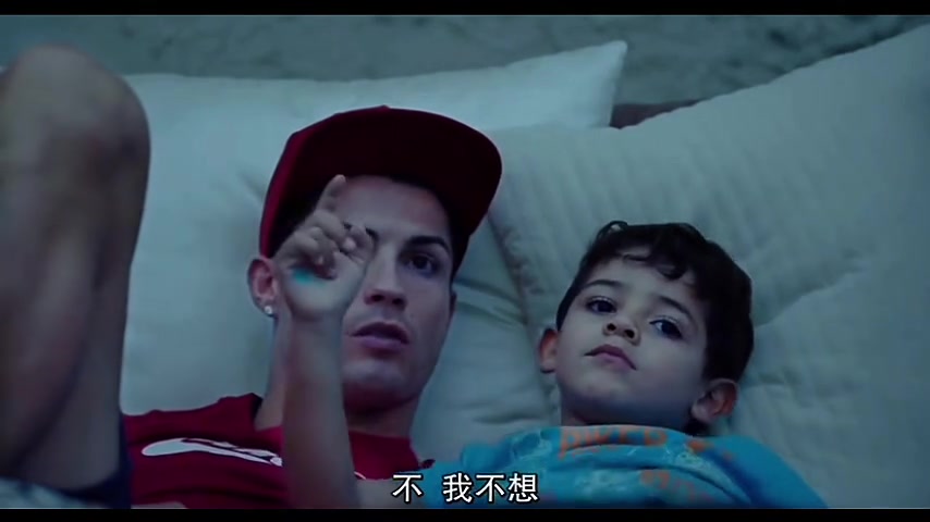 迷你羅：我想當(dāng)守門員，好嗎？C羅：不，我不想