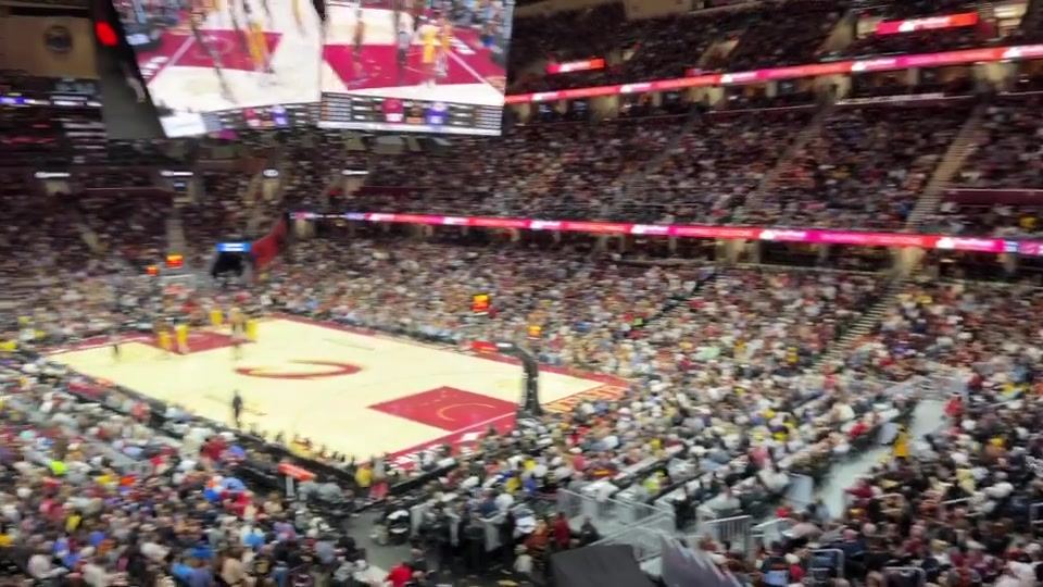 騎士領(lǐng)先20分 全場高呼：We want Bronny！