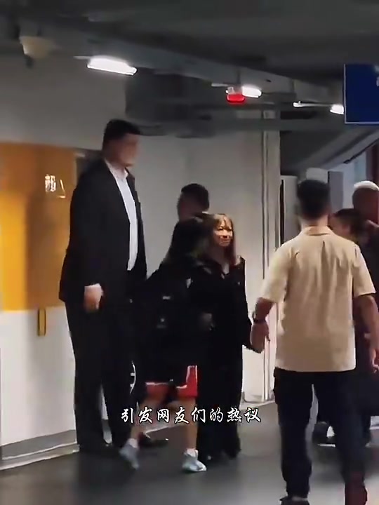 一點架子都沒有！此前球迷向姚明索簽名，大姚彎腰禮貌婉拒