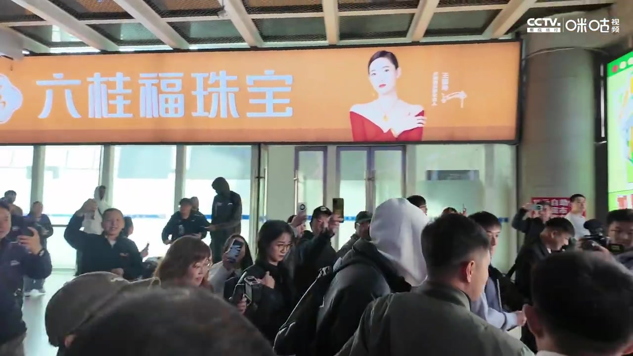 郭艾倫抵達沈陽，調(diào)侃接機球迷：你們多少有點退步了