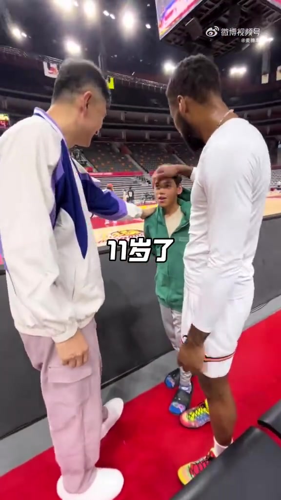 感情深！威姆斯昨晚帶兒子認(rèn)識(shí)廣東老隊(duì)友們 賽后一一擁抱致意?