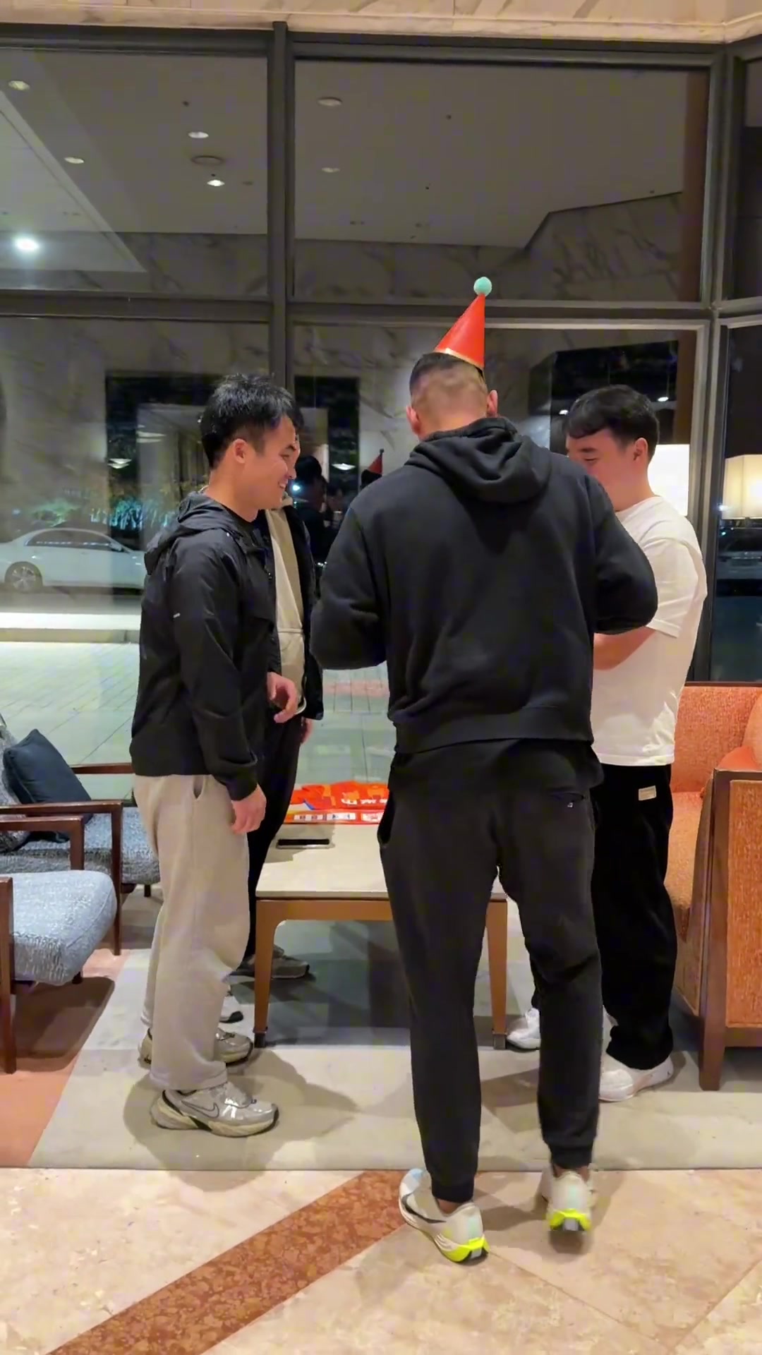生日快樂！山東泰山球迷為賈德松慶祝生日