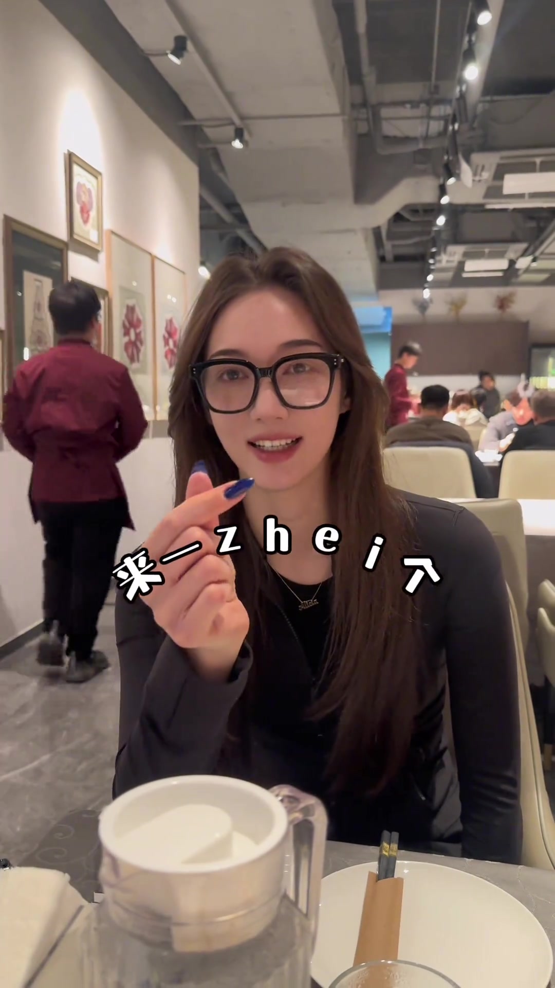 比心？孟雅芳和楊政的秀恩愛方式：一起來一zhei個~
