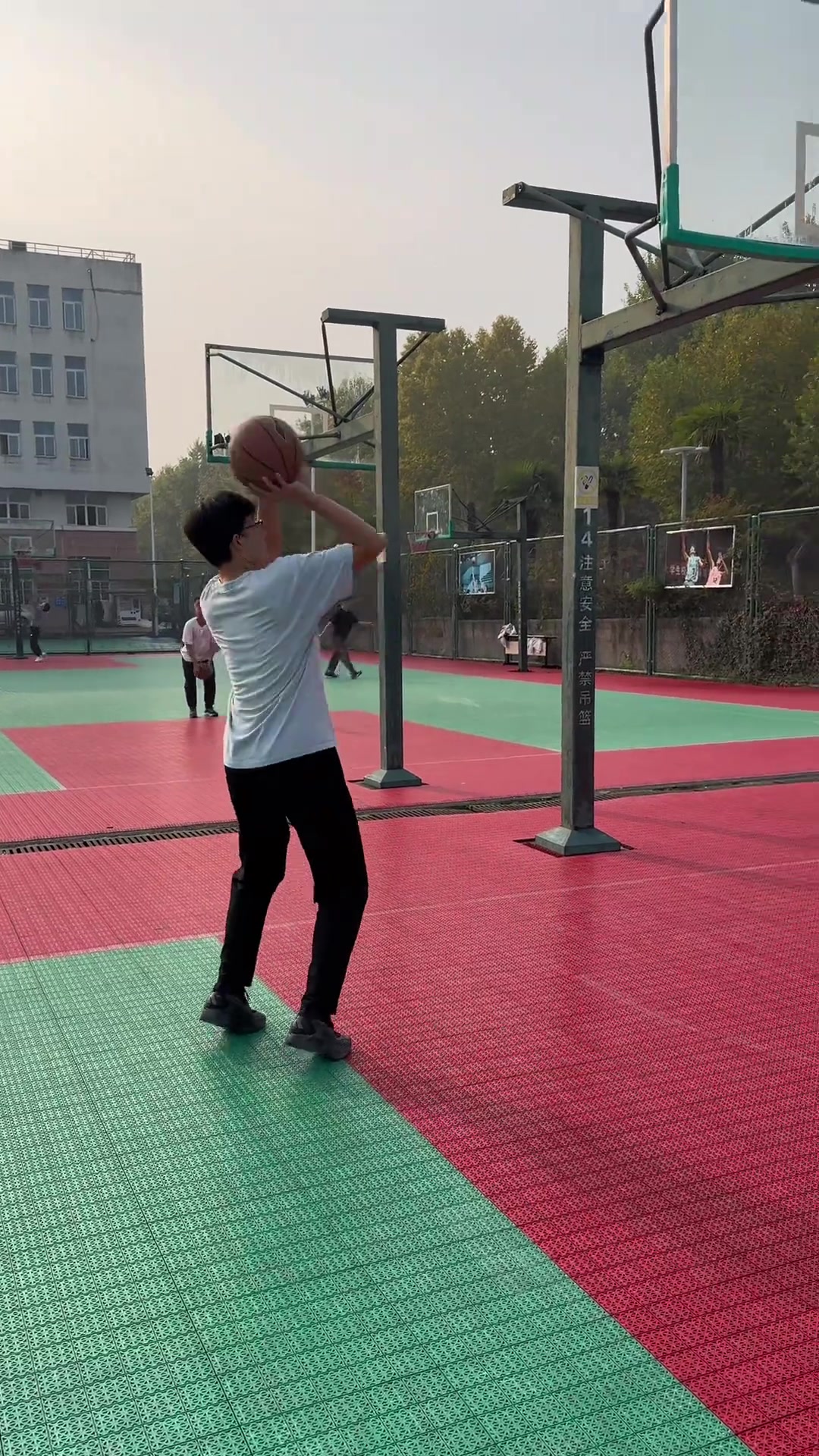 問題來了，這個籃筐在正面怎么投進(jìn)