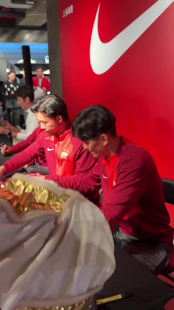 尊貴的海港三星球迷簽名會，在上?；春Ｂ種ike舉行