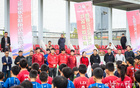 海港教練于海及隊員李圣龍等出席社區(qū)足球聯(lián)賽開幕式。
