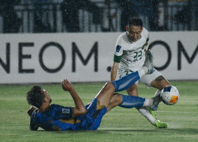 浙江4-3萬(wàn)隆，連勝仍出局，不利判罰頻現(xiàn)，亞冠小組第三。