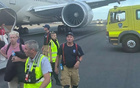 記者：海港教練組航班爆胎，機長緊急中止起飛。