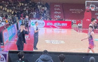 楊鳴與浙江球迷互動(dòng)，4-0手勢(shì)回應(yīng)噓聲。